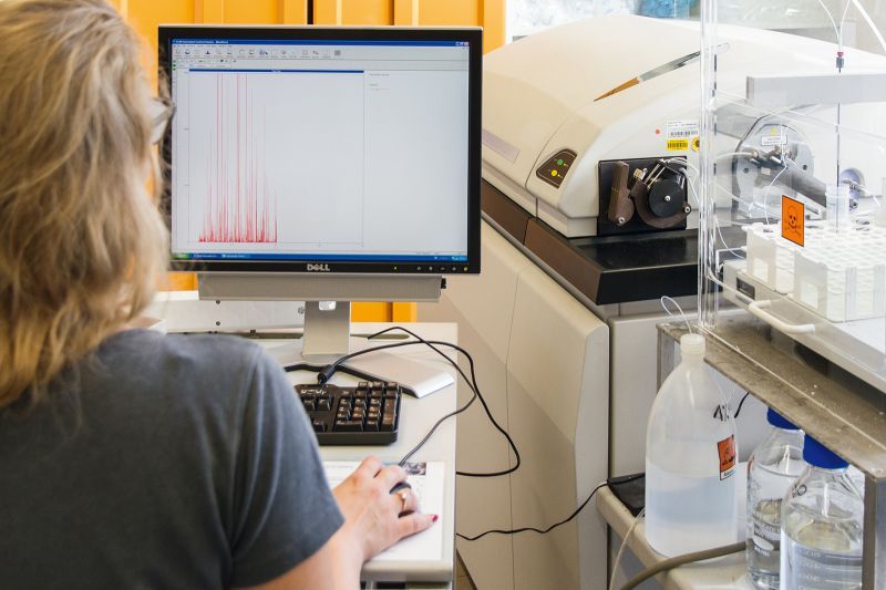 Beim Eintritt eines Nanopartikels ins Plasma entsteht ein diskontinuierliches Signal. Die Signalintensität korreliert mit der Partikelgröße. 