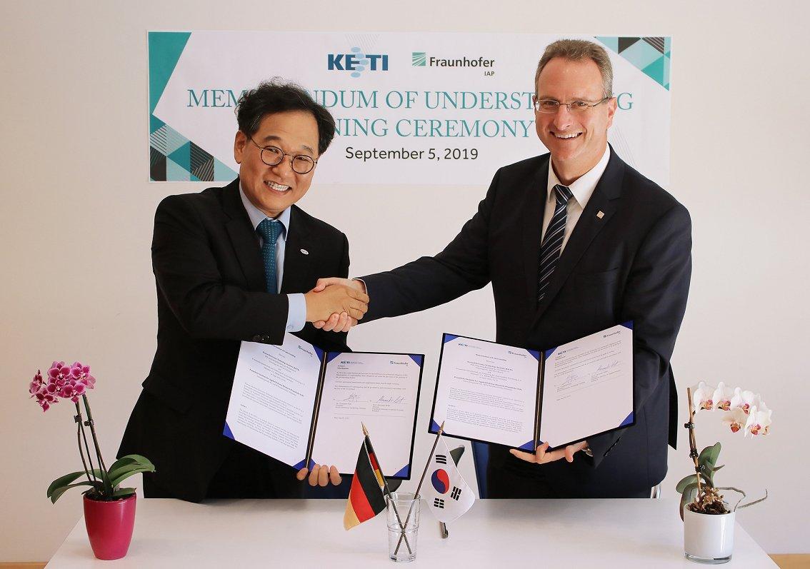 Dr. Youngsam Kim, Präsident von KETI und Prof. Alexander Böker, Leiter des Fraunhofer IAP besiegeln die Weiterführung ihrer Kooperation. Thema ist die Entwicklung von QD-Farbfiltern für Mikro-LEDs in Displays.