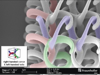 3D dreifach helikaler photonischer Kristall mit Metallisierung aus Silber (REM-Aufnahme)