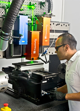 Alfredo Aguilar, Wissenschaftler im Team Oberflächenfunktionalisierung am Fraunhofer IWS, bedient das weltweit größte 3D-DLIP-System, das seinen Standort an der TU Dresden hat.