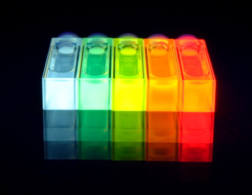 Halbleiternanopartikel (Quantum Dots) unter UV-Licht-Anregung: mit zunehmender Größe (von links nach rechts) ändert sich ihre Fluoreszenz. 