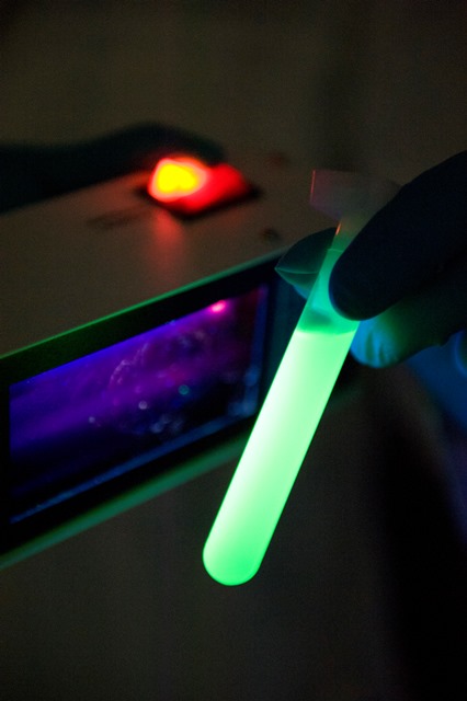 Fluoreszierende Nanopartikel, angeregt mit UV-Licht